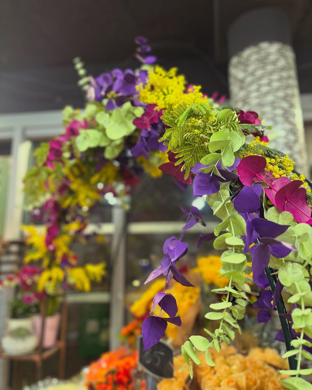 Arche fleurie de printemps, orchidées mauves et fleurs jaunes