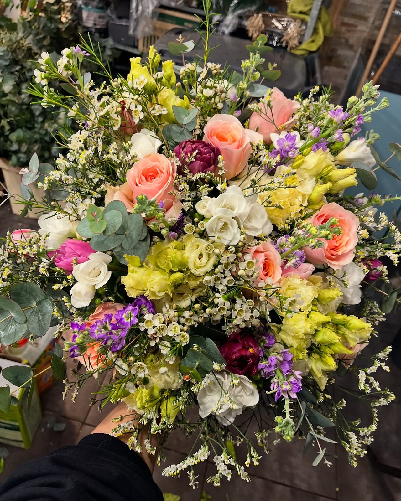 Grand bouquet champêtre : roses, lisianthus, alstroemères et limonium
