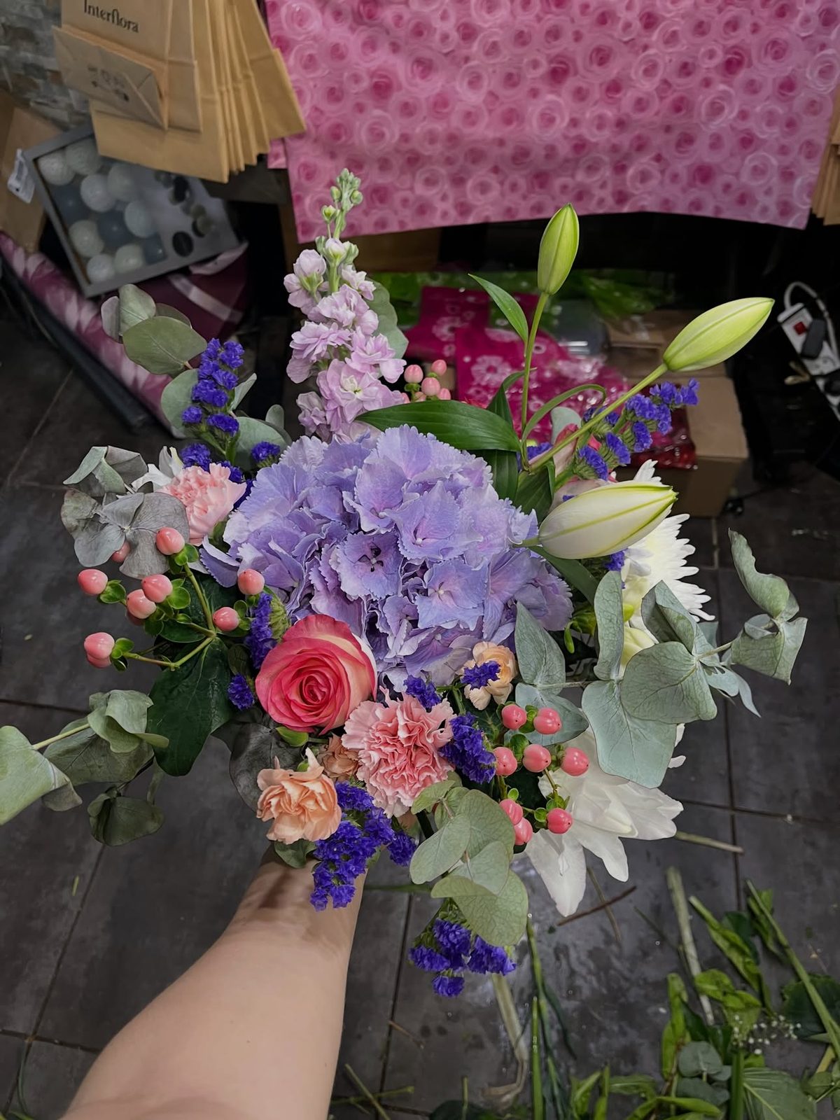 Bouquet d’hortensia bleu, roses et lys