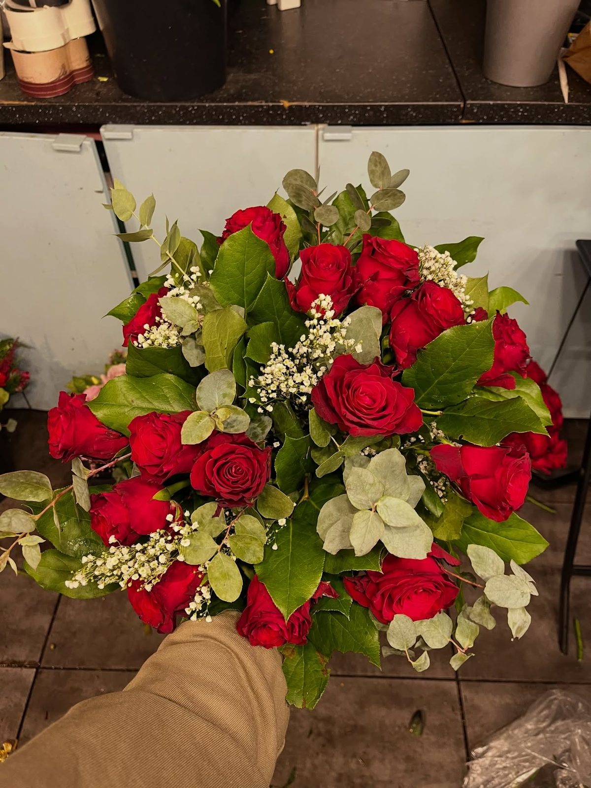 Bouquet de roses rouges et de gypsophile