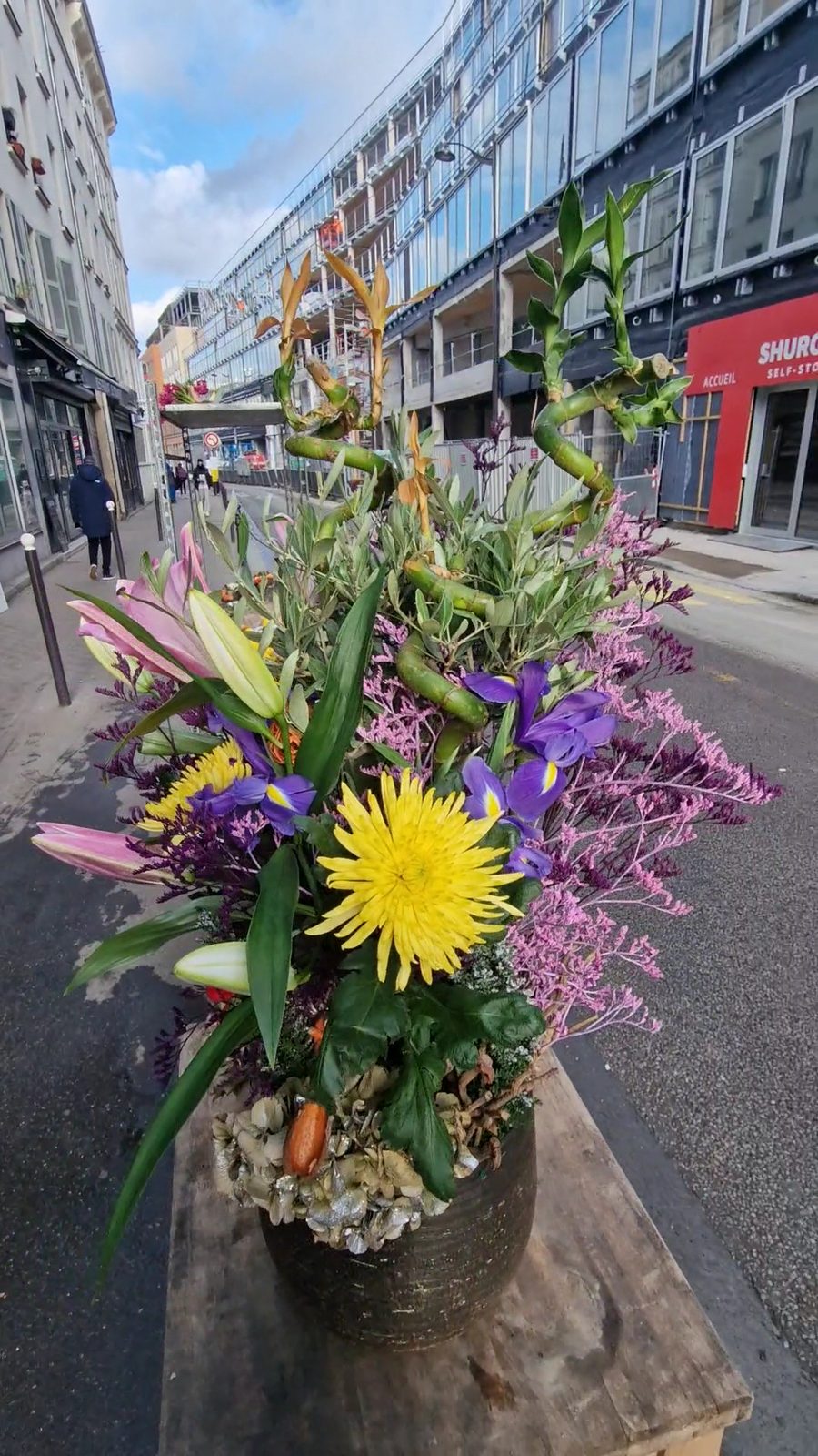 Haute composition de lys, iris et chrysanthème jaune