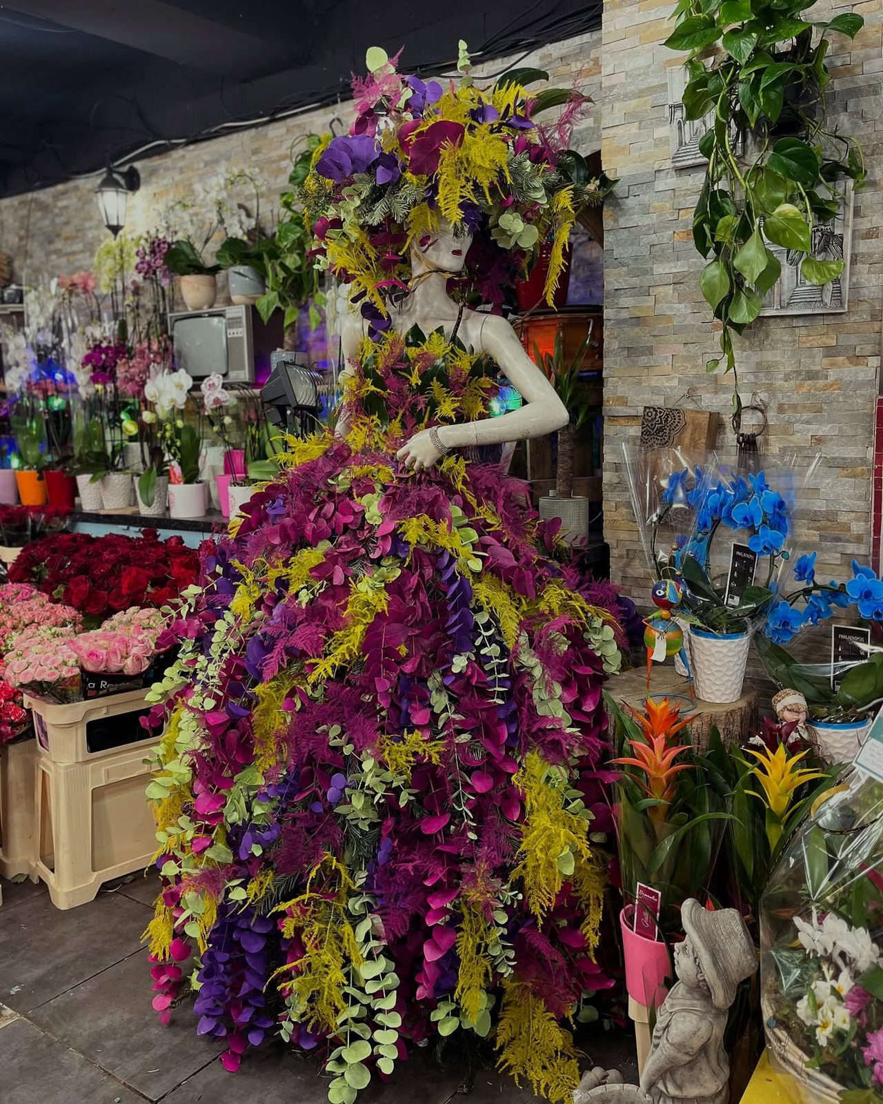 Robe florale de la Saint-Valentin, fleurs jaunes et pourpres